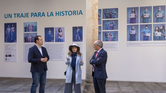 En la imagen, el presidente de la diputación, Javier Iglesias y el diputado de Cultura, David Mingo, junto a la responsable de la muestra 'Un traje para la historia' en el patio de la Salina