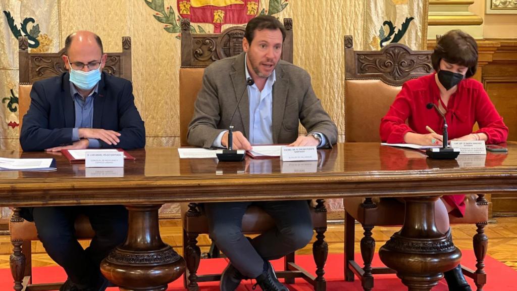 Óscar Puente con los concejales Luis Vélez y María Sánchez durante la presentación del cronograma de las obras