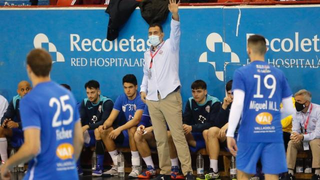 David Pisonero dando órdenes desde el banquillo