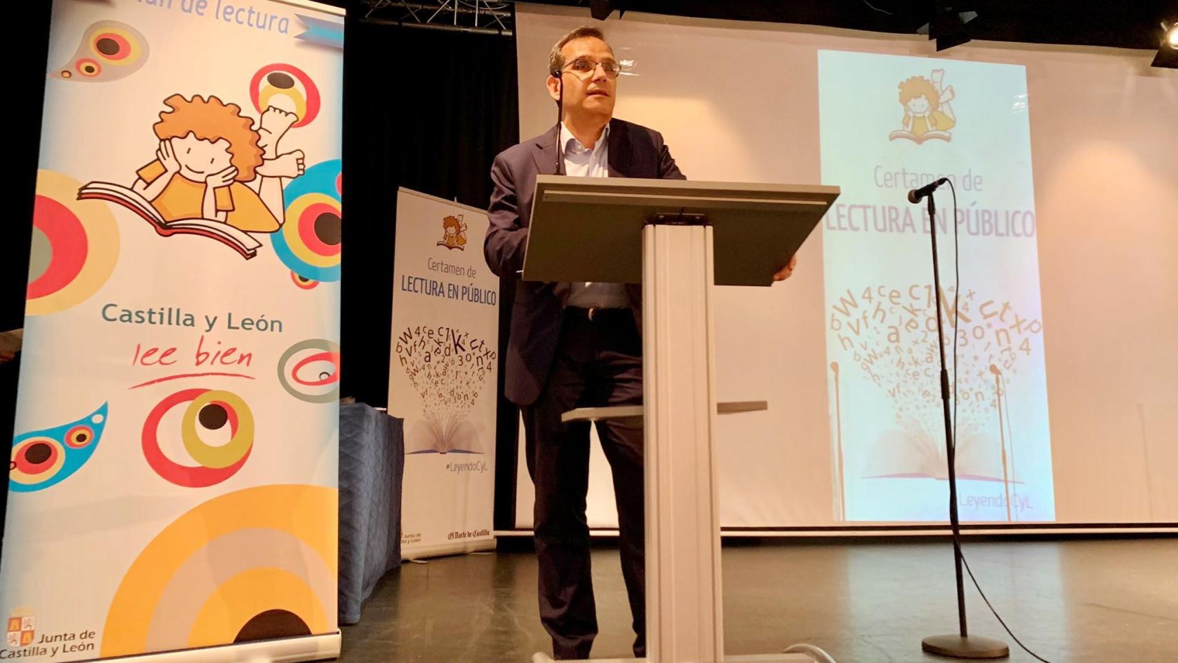 Augusto Cobos durante el certamen de lectura en público