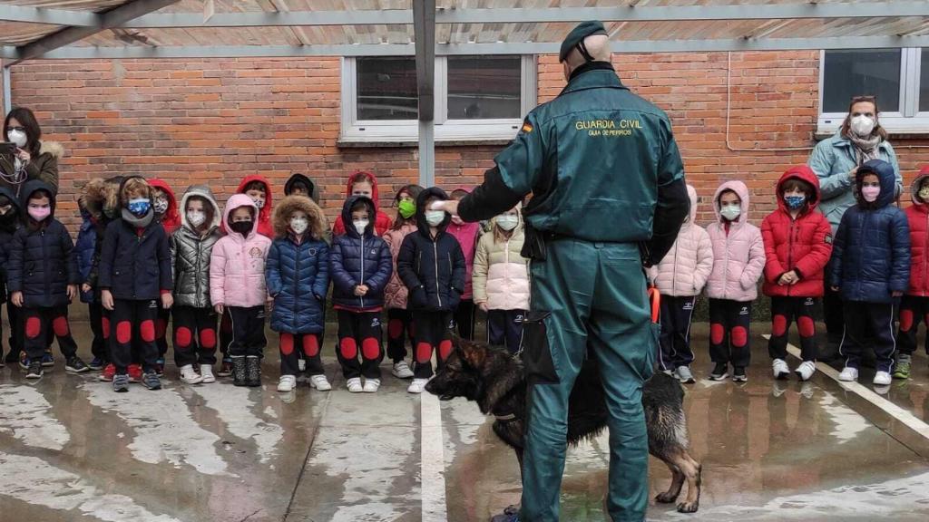 Alumnos del Colegio Corazón de María atienden a las explicaciones de un agente