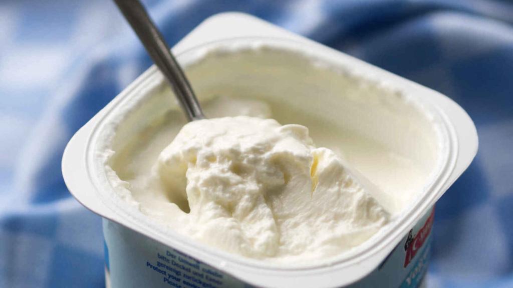 Un yogur blanco.
