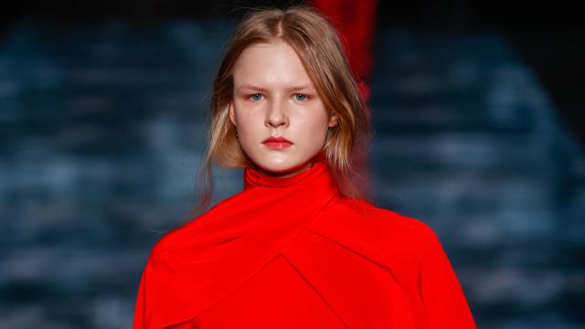 La modelo Samy sobre la pasarela en el desfile de Pedro del Hierro.