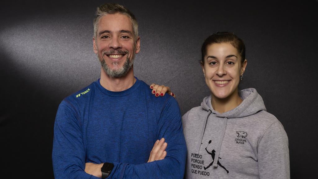 Fernando Rivas junto a Carolina Marín en una sesión de fotos