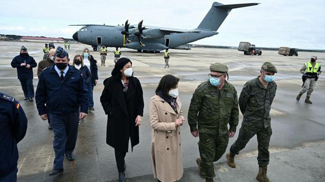 Margarita Robles el pasado domingo en la carga de un avión A400M con material de defensa con destino a Polonia. Efe