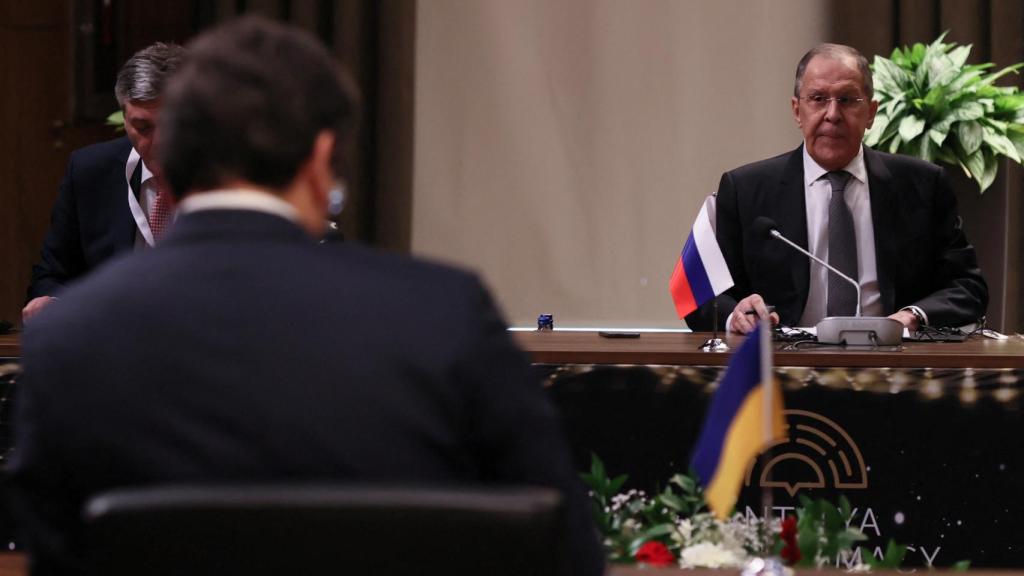 Sergey Lavrov y Dimytro Kuleba, reunidos en Turquia.