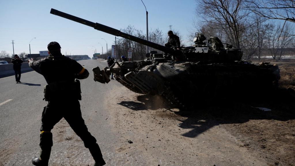 Soldados ucranianos en las afueras de Kiev tras un enfrentamiento con tropas rusas.