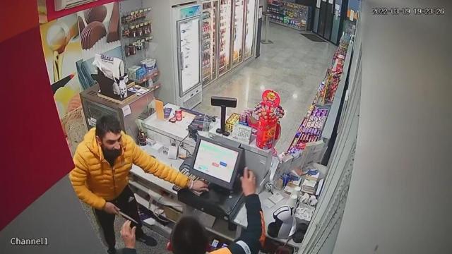 'El Rata' esgrimiendo un cuchillo de cocina con el que amenaza al empleado de una gasolinera para robar la caja.