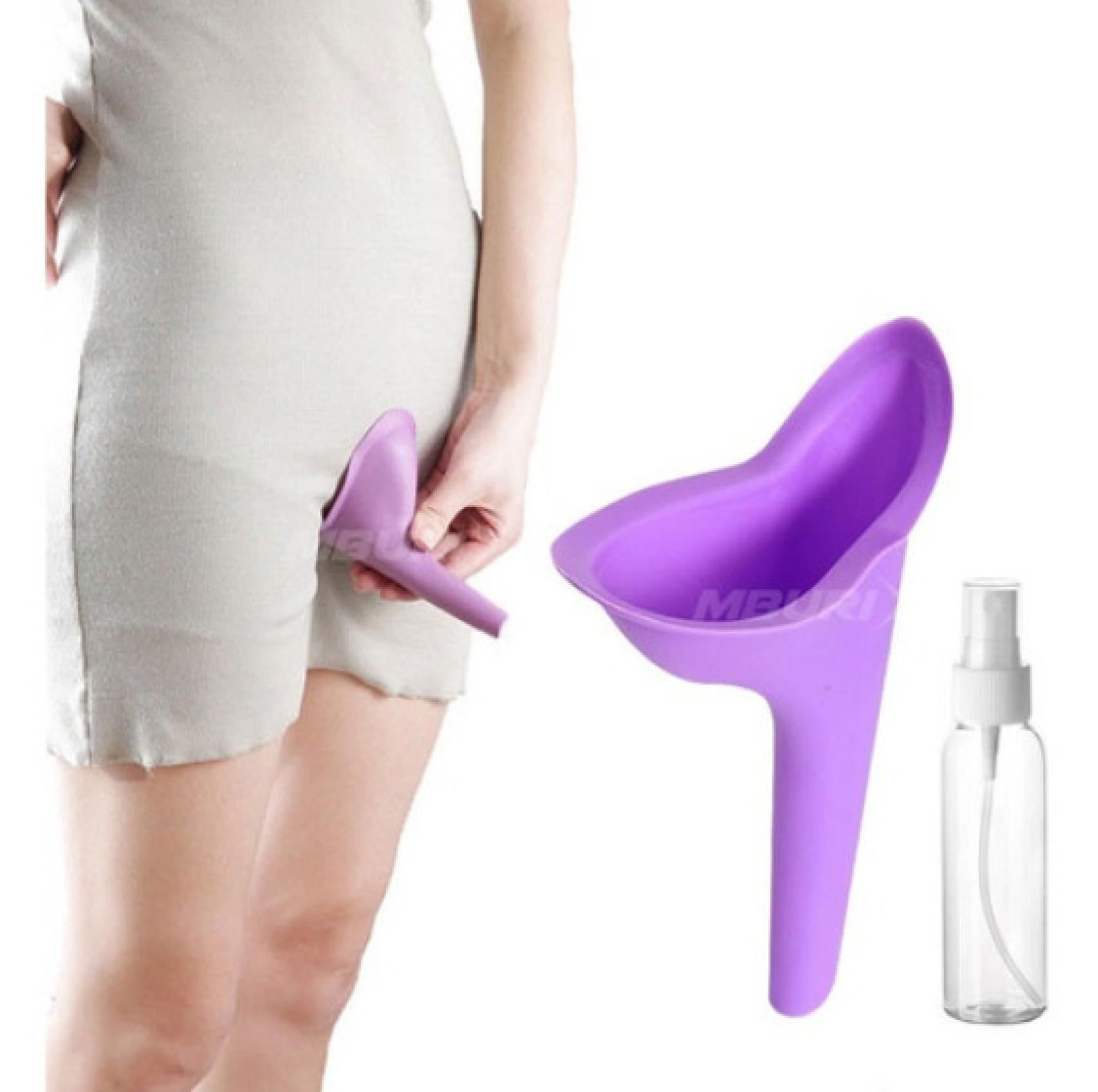El urinario de silicona en color morado junto a un bote que puedes rellenar para limpiarlo después del uso.