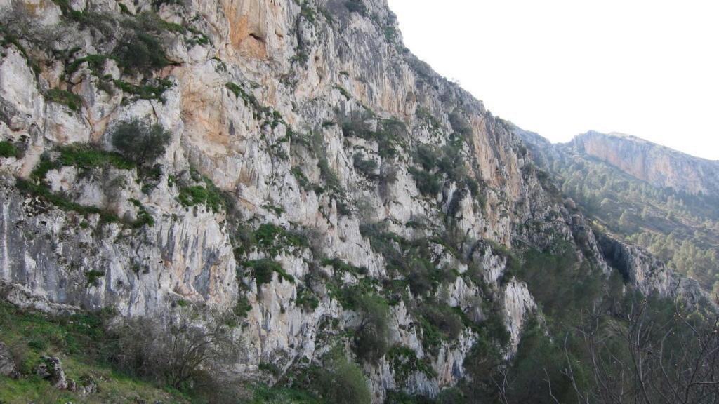La Falla de la Sierra de Camorro es espectacularmente escarpada.