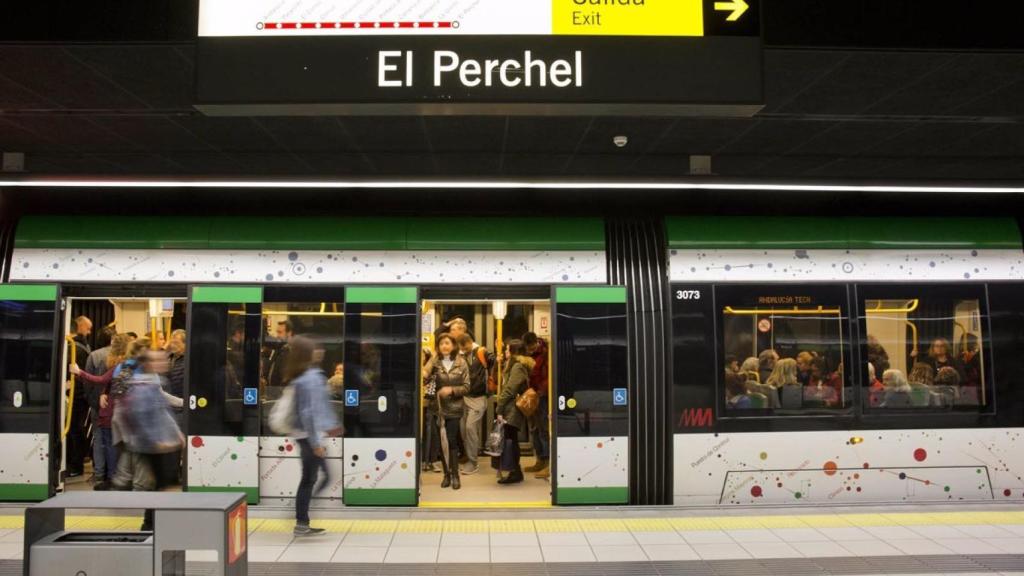 Uno de los trenes del Metro de Málaga, parado.