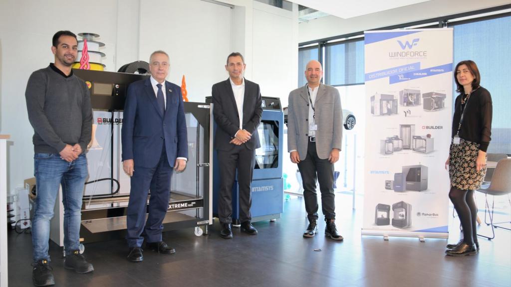 Equipo de Windforce junto a Pere Navarro, delegado especial del Estado en el Consorci de la Zona Franca de Barcelona, (segundo por la izquierda) en la entrega de llaves a la startup para formar parte de la iniciativa.