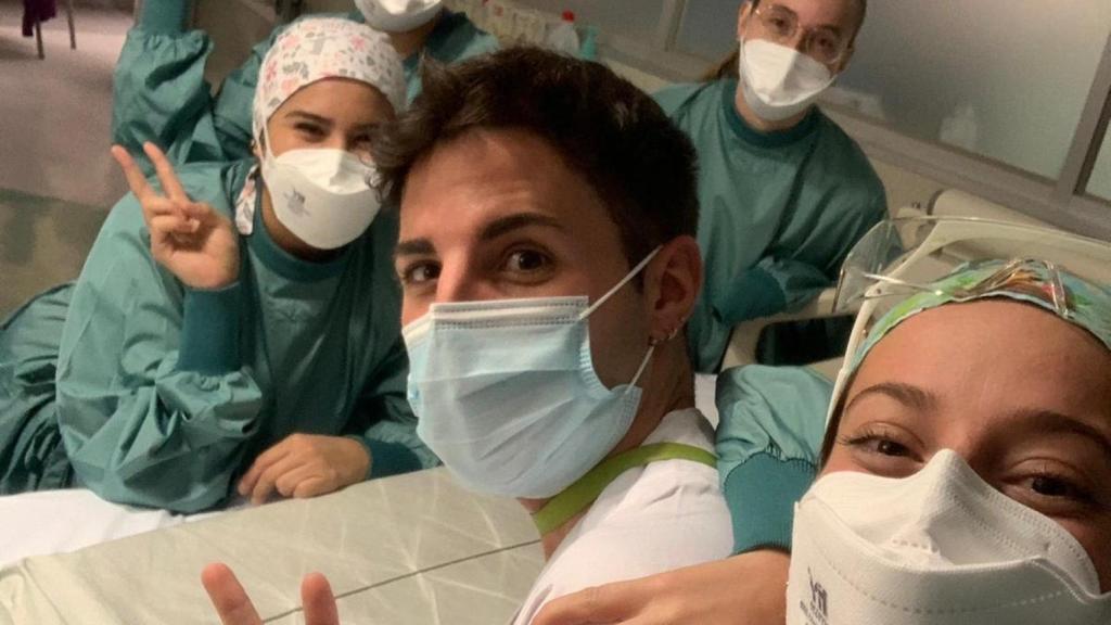 Carlos Blasco, en el centro, trabajando rodeado de compañeras.