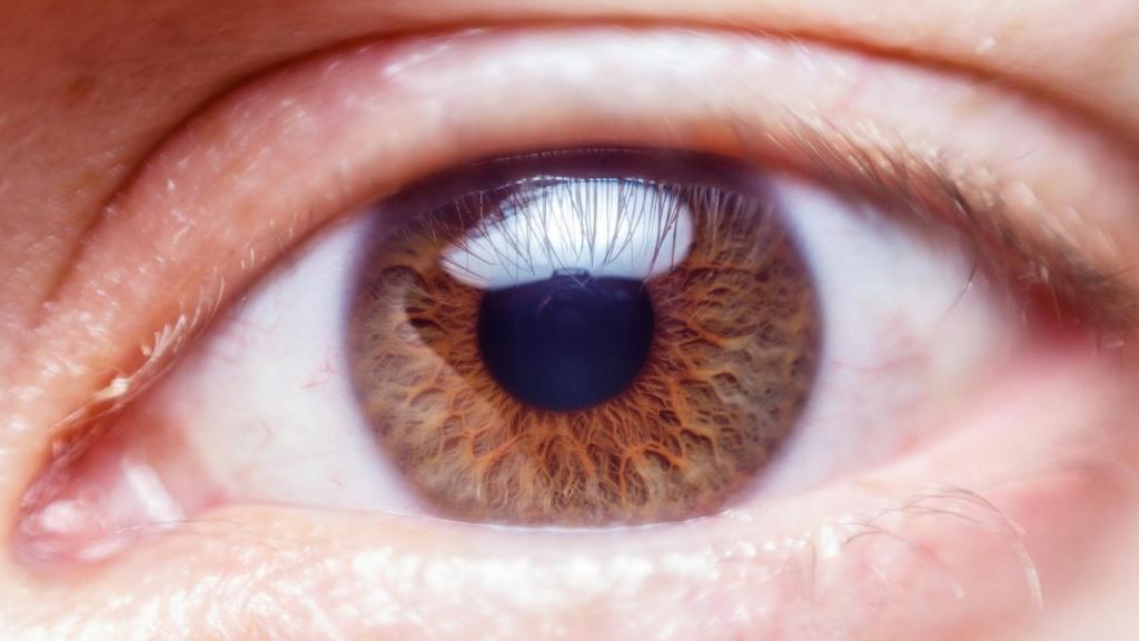 Una joven siente un dolor repentino en el ojo.