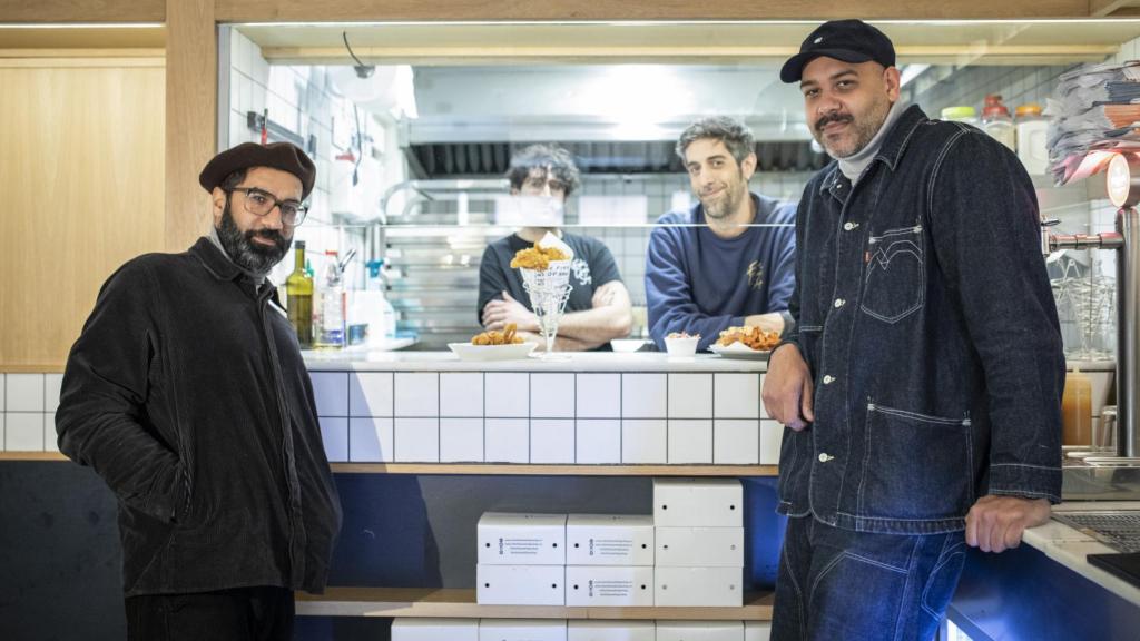 Mani y Magic, con sus empleados de la cocina del Fish and Chips.