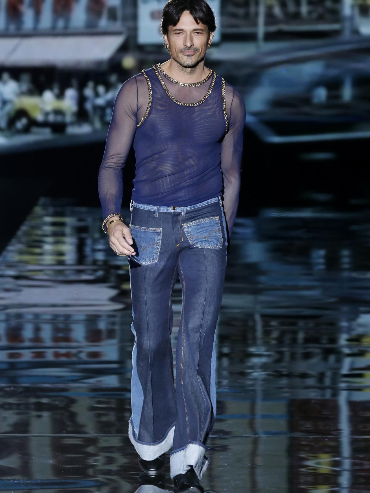 Andrés Velencoso ha abierto el desfile.