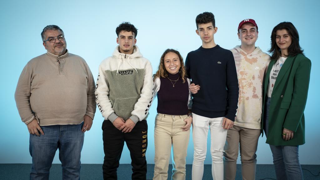 De izquierda a derecha, el psicóloco Guillermo Fouce junto a Yassin El Aghmich (21), Elena Ruda (19), Ángel Luis García (21), Hodei Ontoria (22) y Delia Saiz (21).