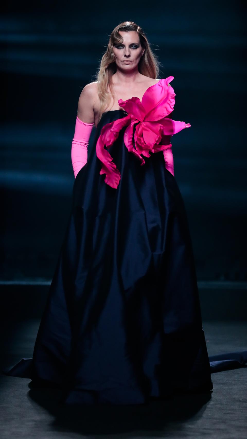 Alejandra Osborne, gran amiga del diseñador, con vestido de Roberto Diz.