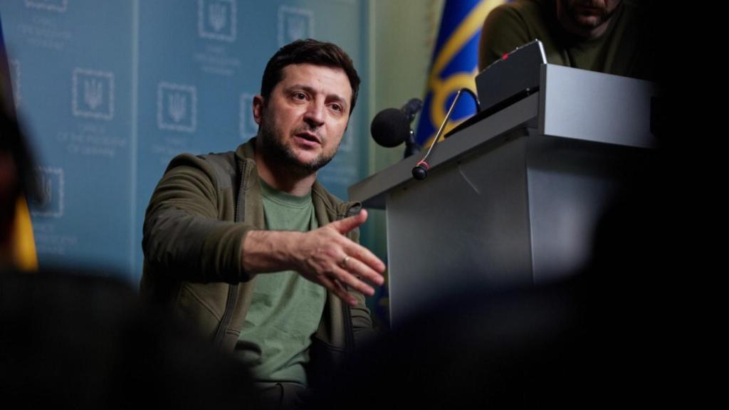 El presidente de Ucrania, Volodímir Zelenski, con sus características camisetas, en encuentros con la prensa en Kiev el 2 de marzo (dos fotos superiores) y el 3 de marzo de 2022. En el dedo corazón de su mano derecha, su anillo nupcial.