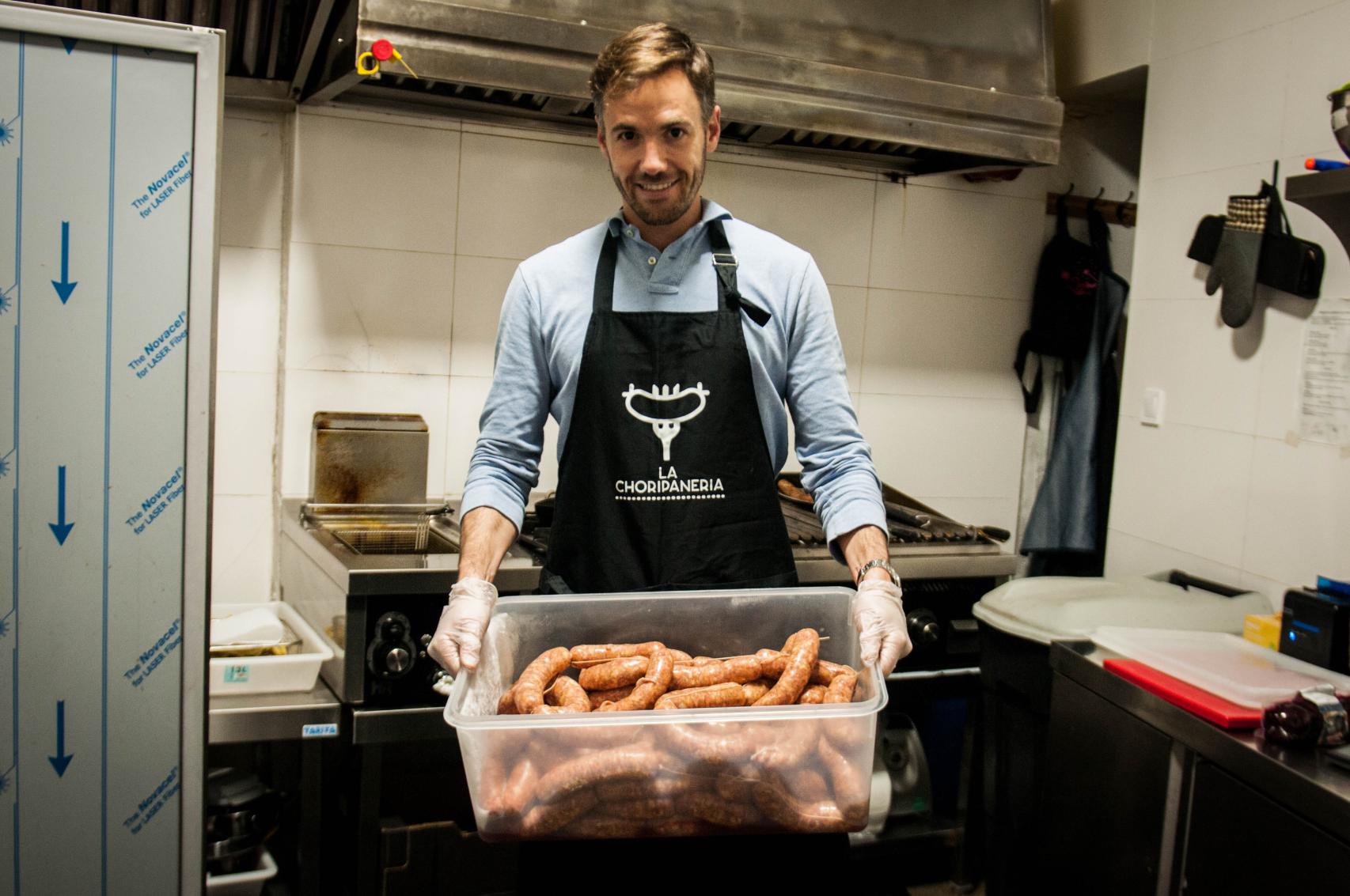 Carlos sostiene sus chorizos criollos.