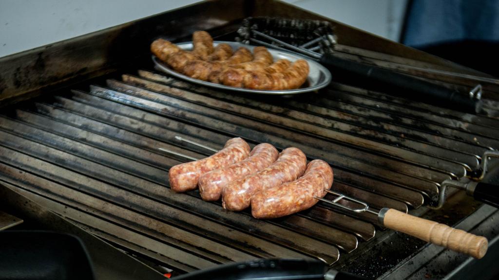 Los chorizos crudos y, al fondo, los ya ponchados.