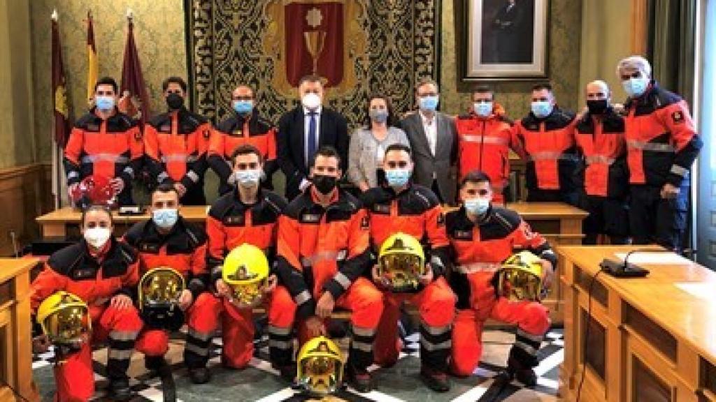 Tradicional entrega de cascos a los nuevos bomberos de Cuenca