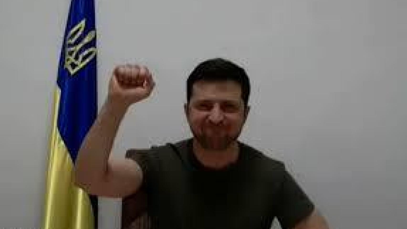 Zelenski, vestido con camiseta de soldado en vez de traje, levanta el puño al final de su discurso telemático ante el Parlamento Europeo, el 1 de marzo.