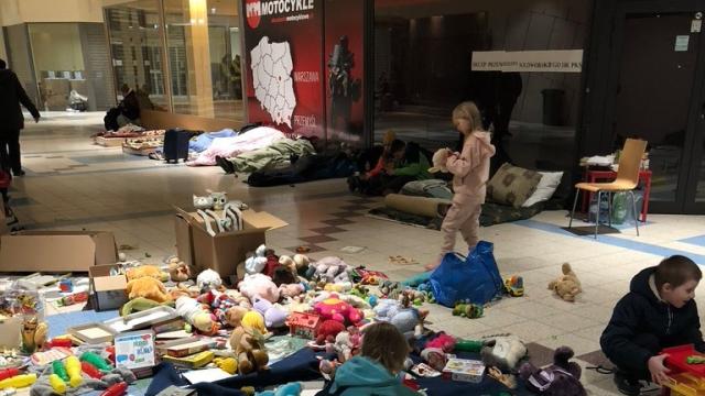 Niños dentro del centro comercial reconvertido en centro de refugiados.