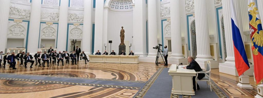 Putin en el Kremlin con sus oligarcas. En primera fila, aunque no se distingue, está Vaguit Alekpérov.