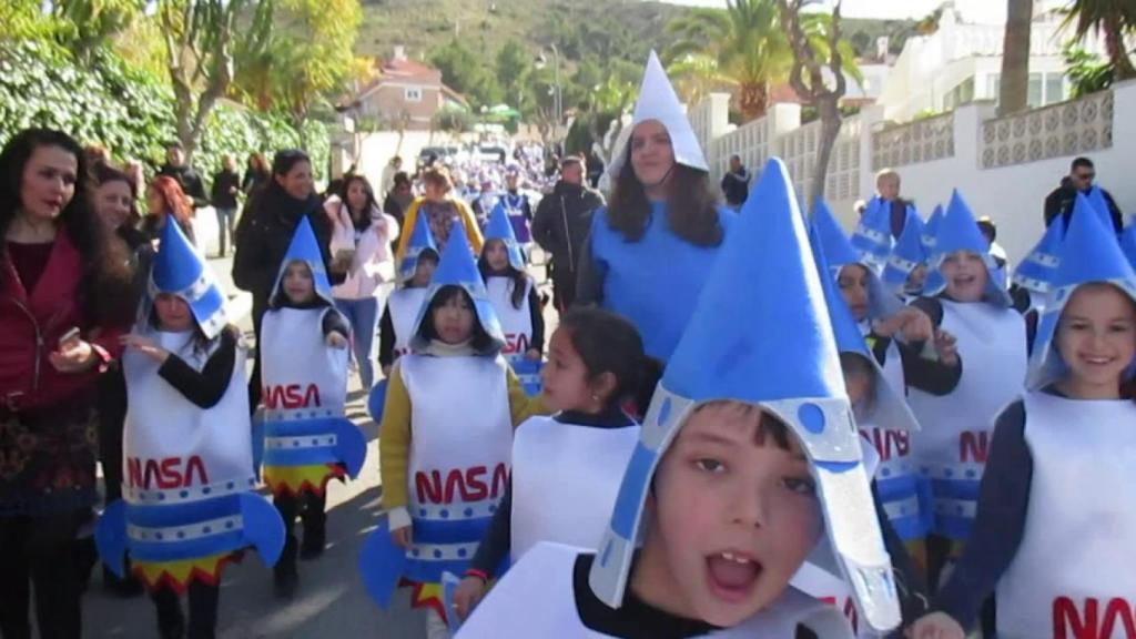 Alumnado disfrazado en carnaval en el CEIP Serra Gelada.