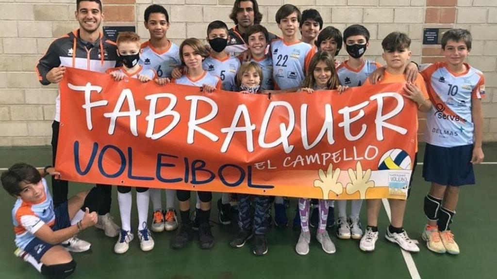 Jugadores y alumnos del CV Fabraquer.