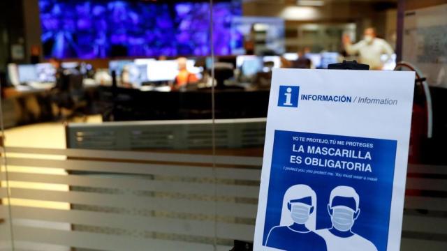 Cartel que anuncia que la mascarilla es obligatoria, en imagen de archivo.
