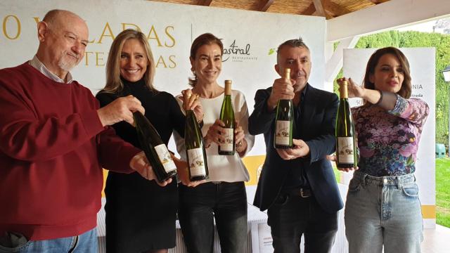 Los cinco escritores valoran la propuesta de personalizar la gastronomía y literatura de las veladas.