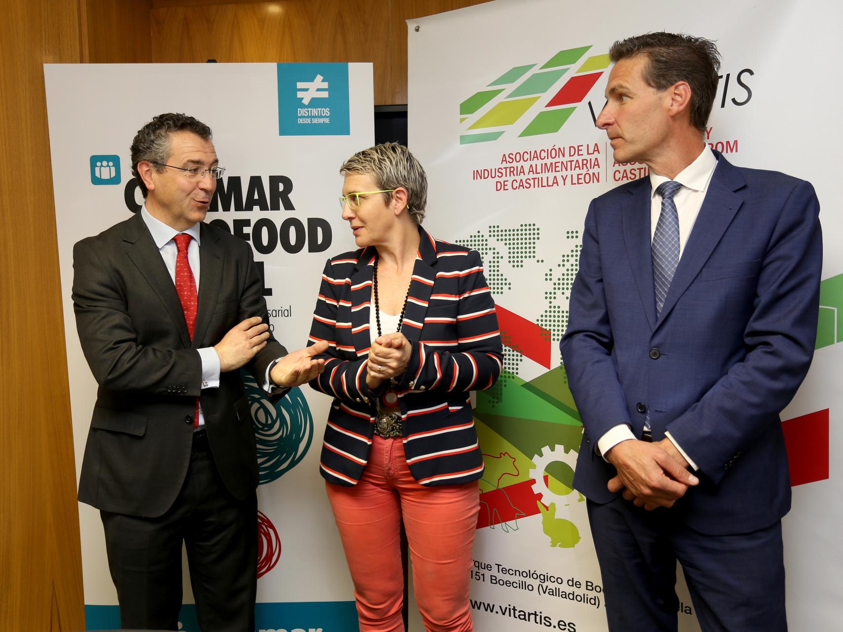 Eduardo Baamonde, presidente de Cajamar (I), junto a Beatriz Escudero, CEO de Pharmadus, en una imagen de archivo