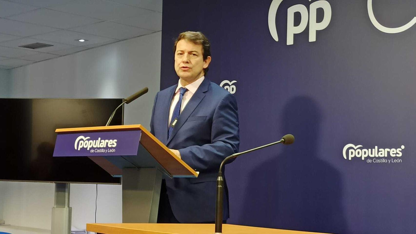 El presidente en funciones, Alfonso Fernández Mañueco, durante una rueda de prensa.