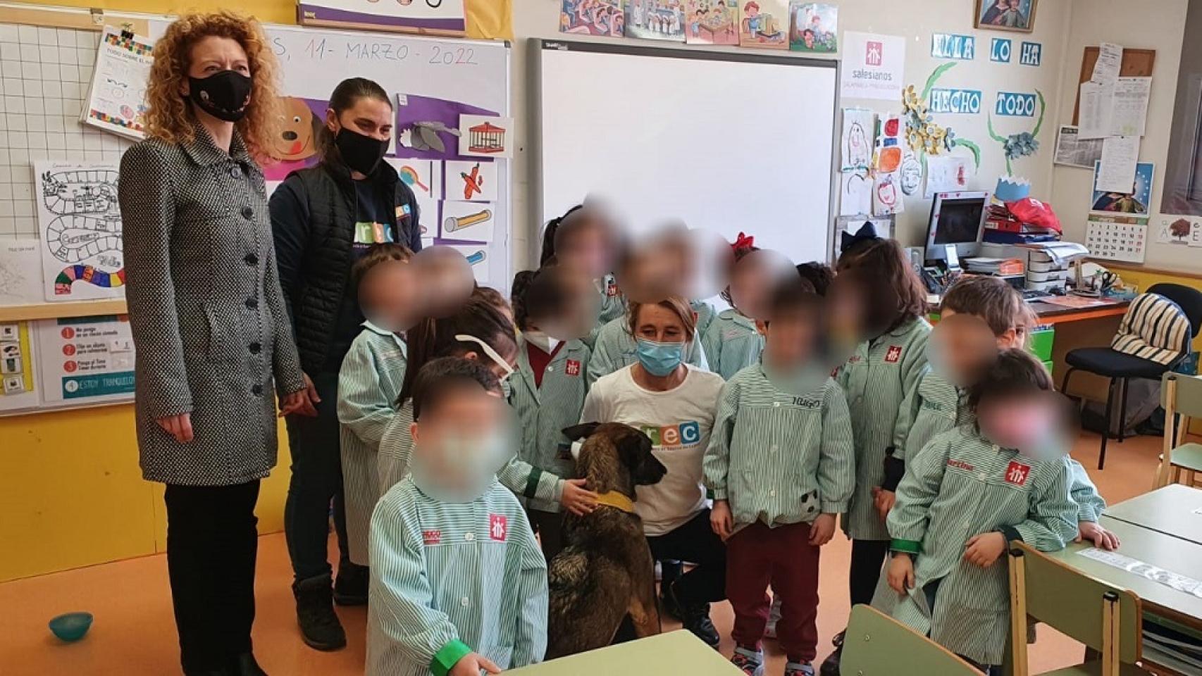 Ana Suárez visita el taller sobre mascotas en el colegio María Auxiliadora