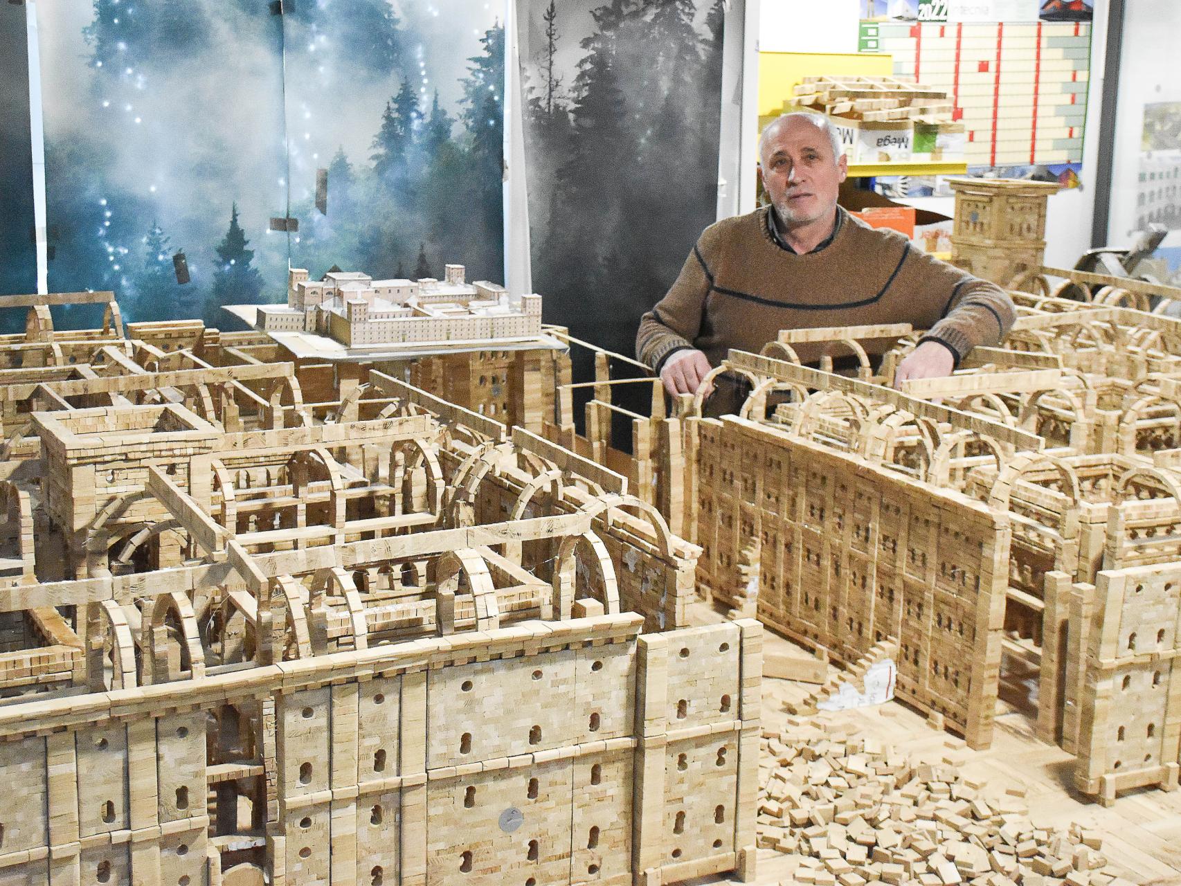 Ángel Rodríguez Escarda con su maqueta de El Escorial