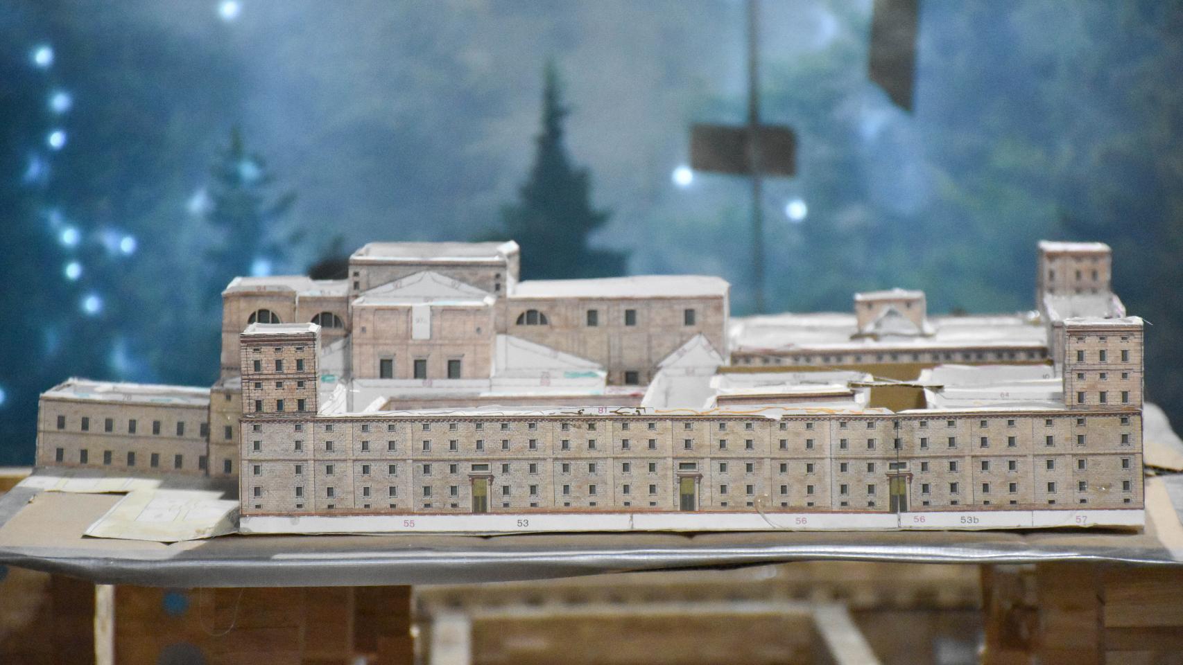 El vallisoletano Ángel Rodríguez elabora una gran maqueta de El Escorial
