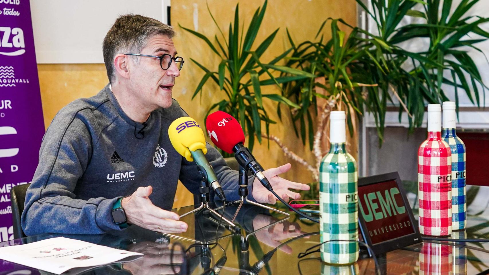 Roberto González durante su comparecencia ante los medios