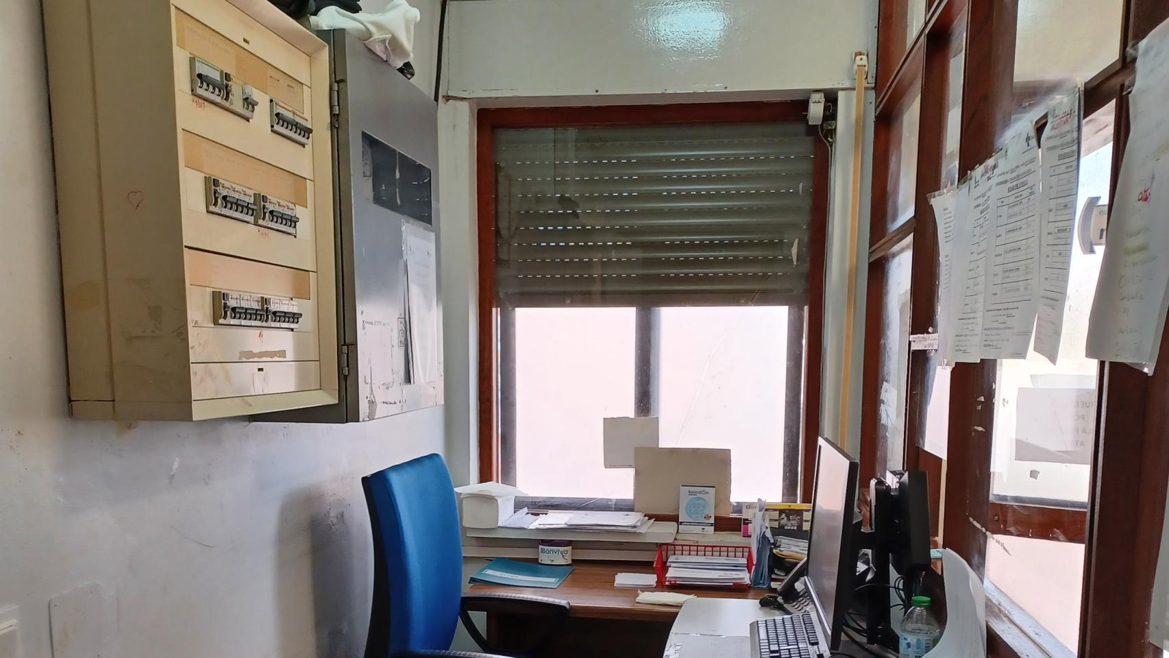 En un reducido habitáculo con el cuadro eléctrico: denuncian las condiciones del centro de salud de Villalpando