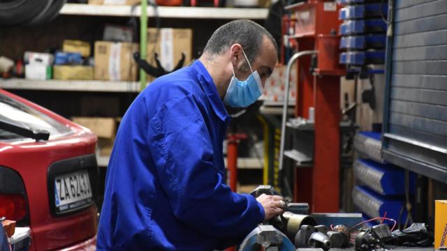 Centro de Formación Profesional Ocupacional del Ecyl de Zamora: mecánicos formándose en el taller de automoción