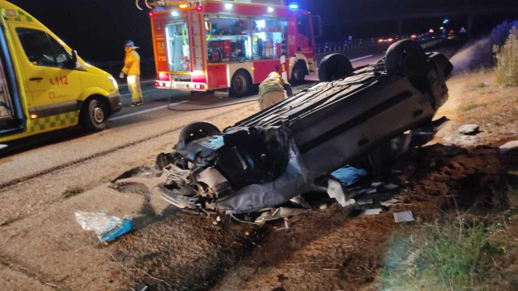 Vehículo volcado en el accidente