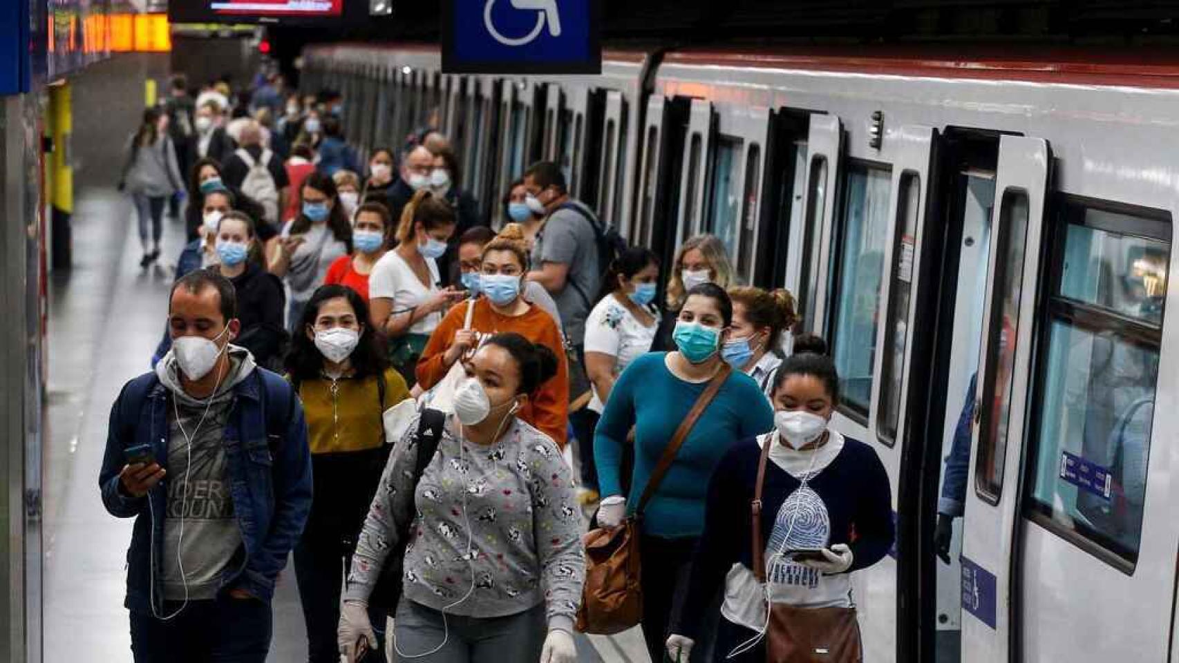 El transporte público es uno de los entornos donde todavía es obligatoria la mascarilla.
