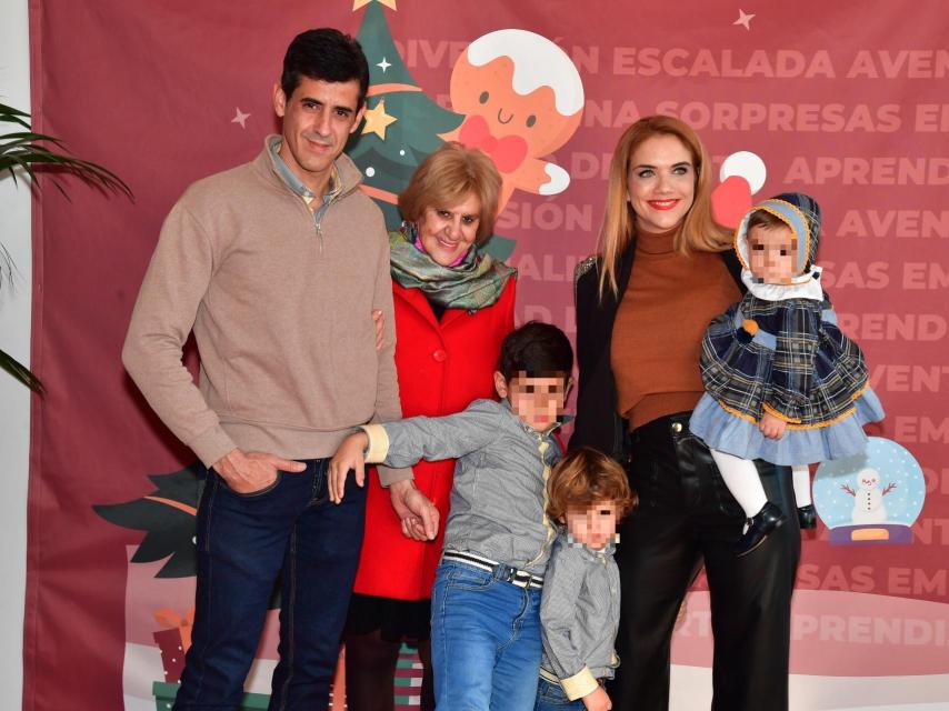 Beatriz Trapote y Víctor Janeiro con Carmen Bazán y sus tres hijos en una imagen de archivo.