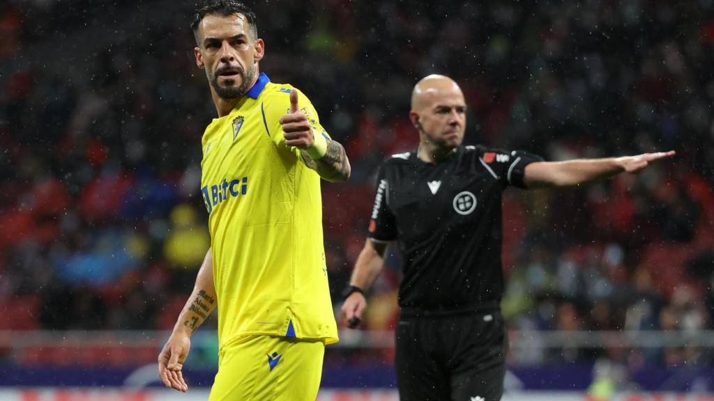 Álvaro Negredo durante un lance del partido contra el Atlético de Madrid