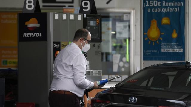 Una persona repostando en una gasolinera Repsol.