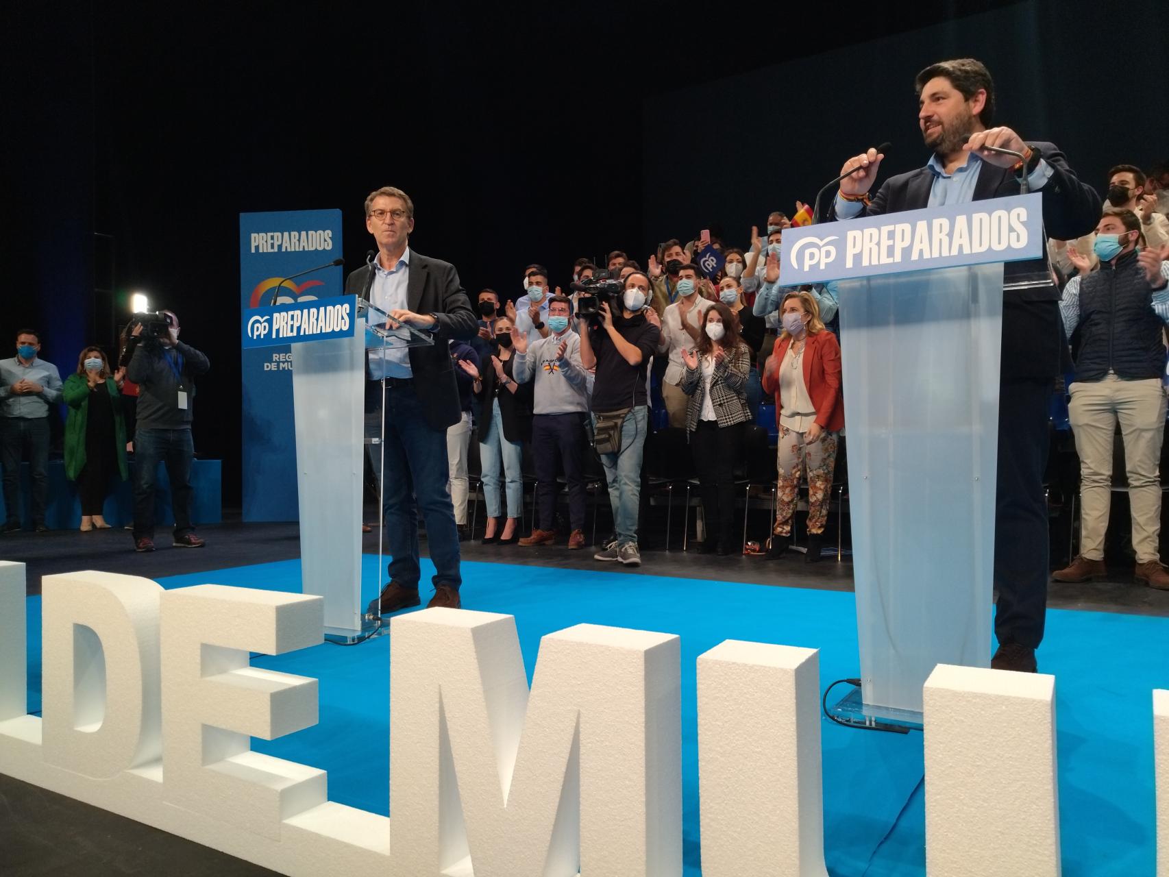 El gallego Alberto Nuñez Feijóo y el murciano Fernando López Miras, este viernes, en el Teatro Circo de Murcia.