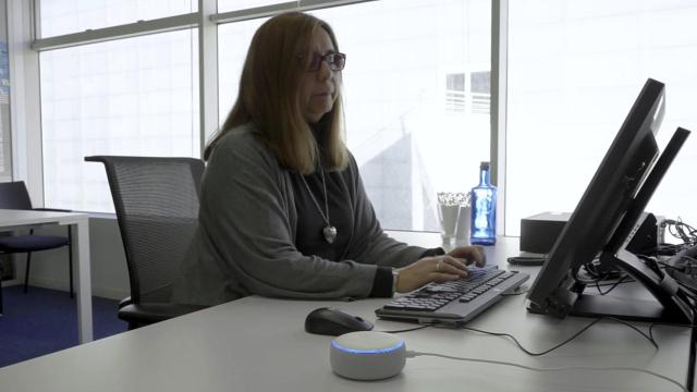 Una funcionaria del Ayuntamiento de Madrid interactúa con Alexa.