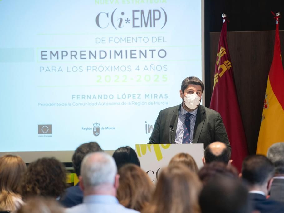 El presidente de Murcia, Fernando López Miras, este viernes, en el Hotel Rincón de Pepe, presentando la nueva estrategia para los emprendedores.
