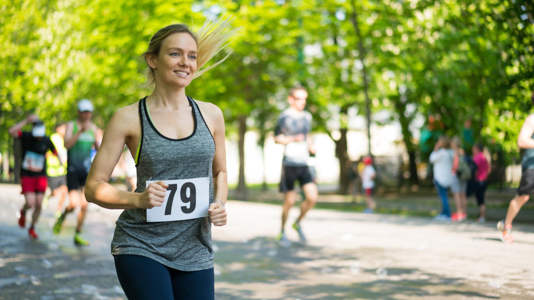 Una mujer en una maratón.